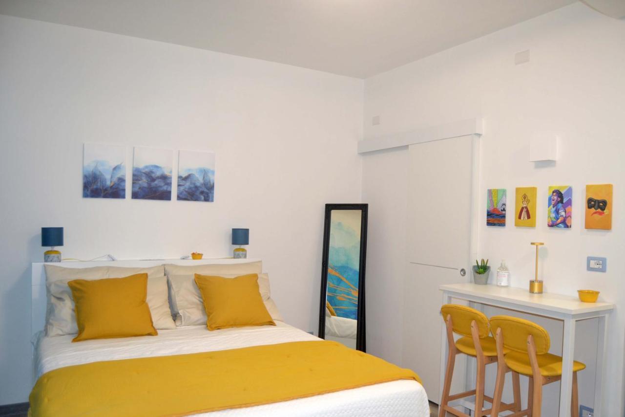 Room&Chiaia Napels Buitenkant foto